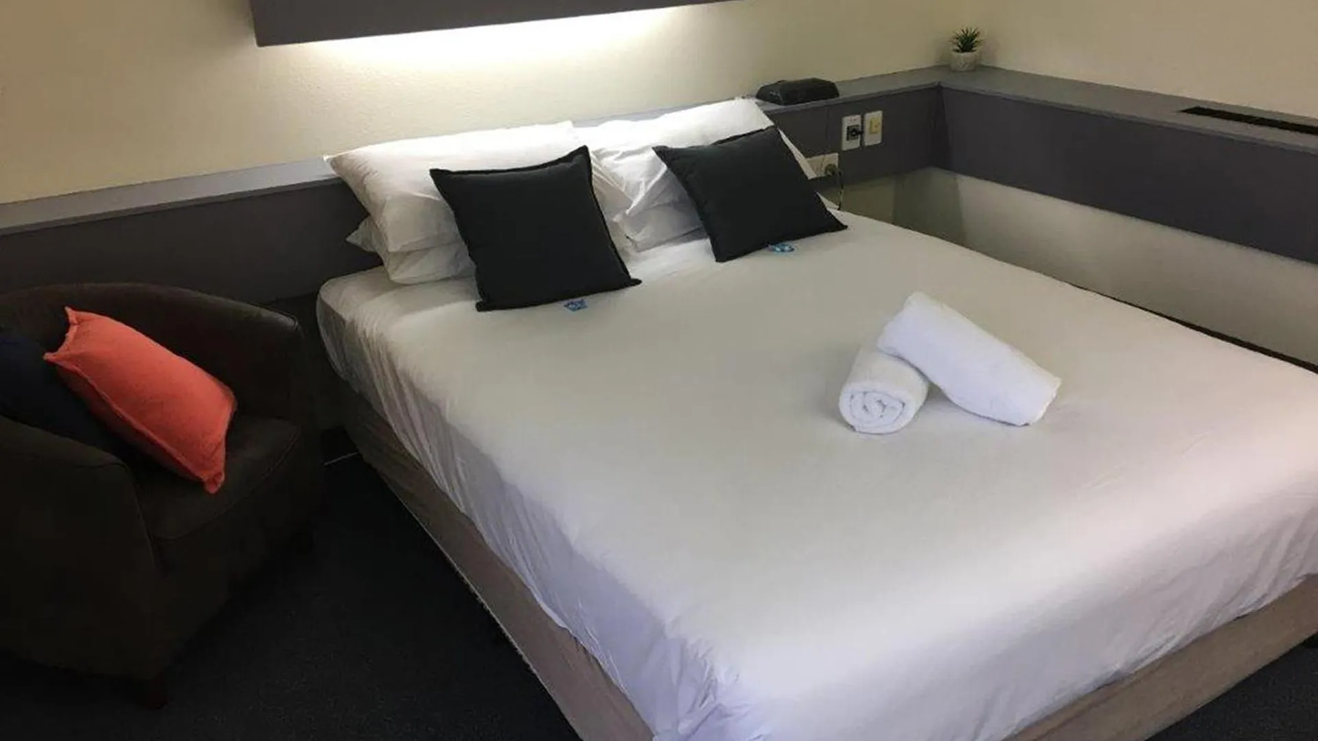 Emerald Central Hotel Official